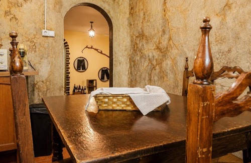 Abalos Apartment | Apartment 'El Guardaviñas Periquita' with Mountain View, Shared Terrace and Wi-Fi