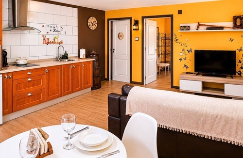 Abalos Apartment | Apartment 'El Guardaviñas Gallocanta' with Mountain View, Shared Terrace and Wi-Fi