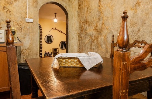 Abalos Apartment | Apartment 'El Guardaviñas Gallocanta' with Mountain View, Shared Terrace and Wi-Fi