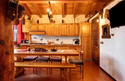 Gressan Apartment | Apartment 'Elois' with Mountain View, Shared Terrace and Wi-Fi
