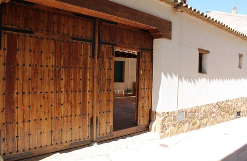 Consuegra Apartment | Apartment 'Entrada' with Shared Terrace, Wi-Fi and Air Conditioning