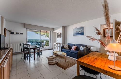 Arcachon Apartment | Apartment “Eugénie” with Arcachon Bay View, Private Terrace, Beach Access, and Wi-Fi