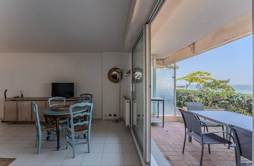 Arcachon Apartment | Apartment “Eugénie” with Arcachon Bay View, Private Terrace, Beach Access, and Wi-Fi