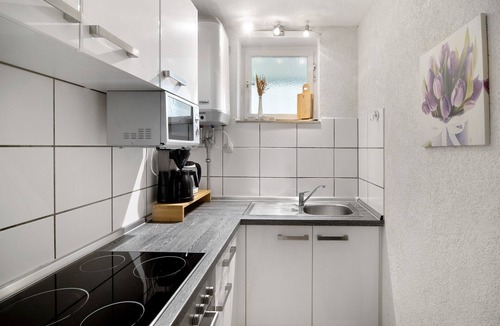 Markdorf Apartment | Apartment 'Ferienwohnung Alpensicht' with Lake View, Shared Garden and Wi-Fi