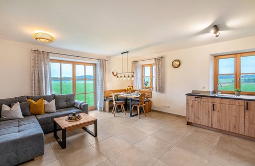 Schechen Apartment | Apartment 'Ferienwohnung Eberlhof' with Mountain View, Shared Garden and Wi-Fi