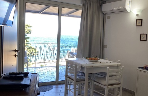 Mazzaro Apartment | apartment/flat - with a large terrace overlooking the sea