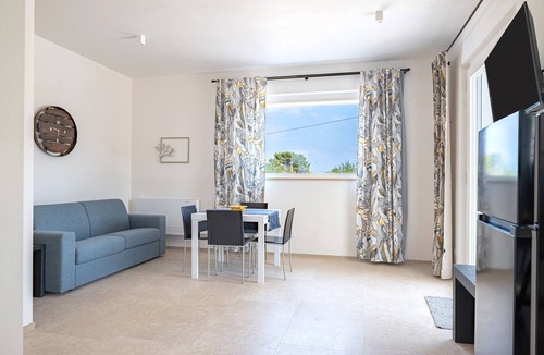 Cisternino Villa | Apartment 'Flora' with Private Garden, Wi-Fi, and Air Conditioning