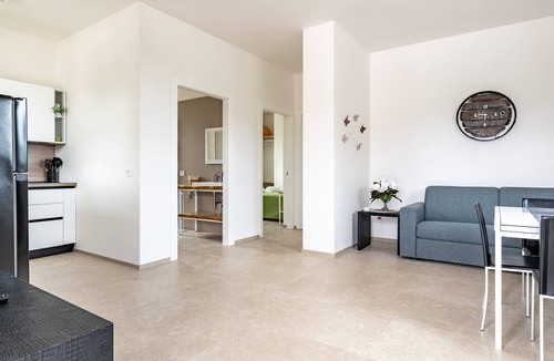 Cisternino Villa | Apartment 'Flora' with Private Garden, Wi-Fi, and Air Conditioning