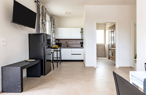 Cisternino Villa | Apartment 'Flora' with Private Garden, Wi-Fi, and Air Conditioning