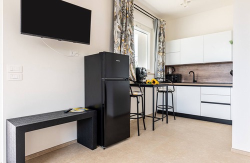 Cisternino Villa | Apartment 'Flora' with Private Garden, Wi-Fi, and Air Conditioning