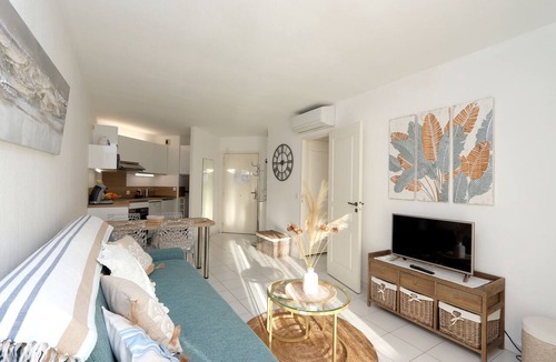 Saint-Raphael Apartment | Apartment for 4 by the sea, air-conditioned, Wifi, swimming pool and parking