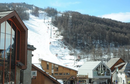 Chantemerle Apartment | Apartment for 6-8 people, 65 m². South-facing terrace. In the heart of the village at the foot of the slopes.