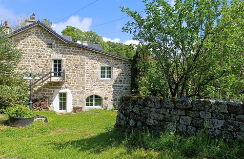 Le Chambon-sur-Lignon Apartment | Apartment in large stone house in the countryside