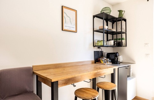 Saint-Andre-de-Cubzac Apartment | Apartment 'Bord-Eau, terrace and garden' with private terrace, shared garden and Wi-Fi