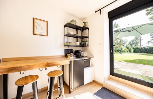 Saint-Andre-de-Cubzac Apartment | Apartment 'Bord-Eau, terrace and garden' with private terrace, shared garden and Wi-Fi