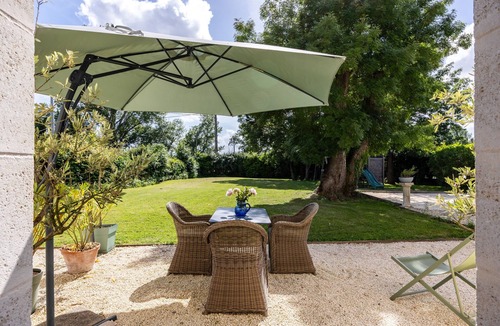 Saint-Andre-de-Cubzac Apartment | Apartment 'Bord-Eau, terrace and garden' with private terrace, shared garden and Wi-Fi