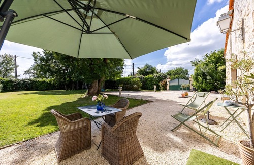 Saint-Andre-de-Cubzac Apartment | Apartment 'Bord-Eau, terrace and garden' with private terrace, shared garden and Wi-Fi