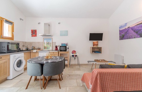 Croagnes Apartment | Apartment 'Le Petit Écureuil' with Shared Pool, Private Terrace and Wi-Fi
