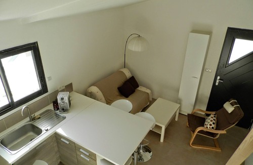 Avignon Cabin | Apartment, free parking and Avignon outdoor courtyard.