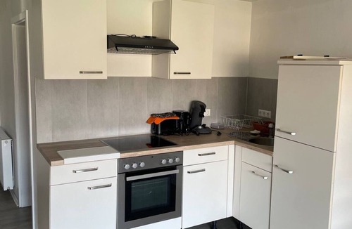 Eschelbronn Apartment | Apartment 'Geräumige Ferienwohnung Eschelbronn' with Balcony and Wi-Fi