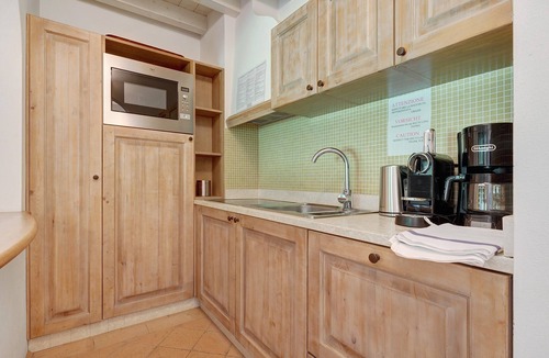 Puegnago del Garda Apartment | Apartment 'Giada' with Shared Pool, Wi-Fi and Air Conditioning