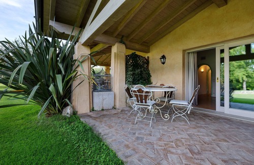 Puegnago del Garda Apartment | Apartment 'Giada' with Shared Pool, Wi-Fi and Air Conditioning