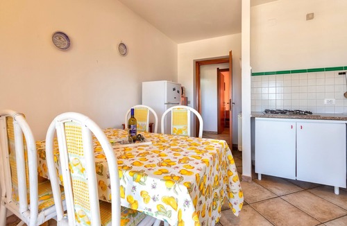 Pivarada Apartment | Apartment "Giallo Celeste" with Sea View, Balcony & Wi-Fi
