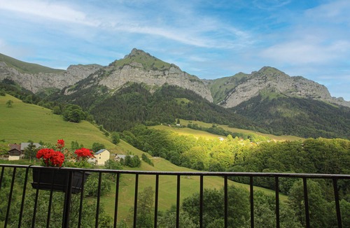 Montmin Apartment | Apartment 'Gite La Ferme' with Mountain View, Balcony and Wi-Fi