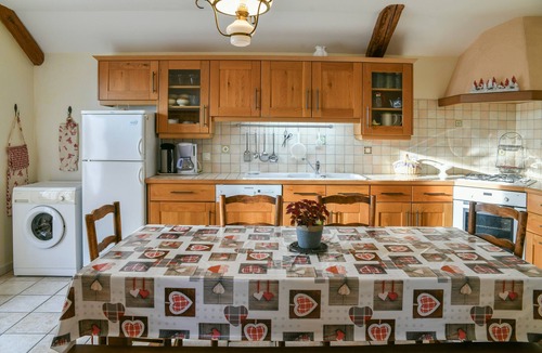 Chateauneuf Apartment | Apartment "Gîte Yveco" with Mountain View, Balcony and Wi-Fi