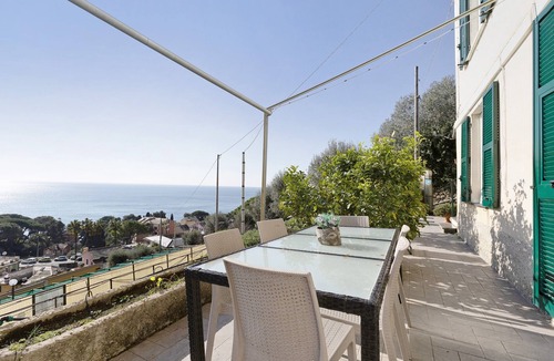Bogliasco Apartment | Apartment 'Gli Ulivi Di Bogliasco - Ulivi 3' with Sea View, Wi-Fi and Air Conditioning