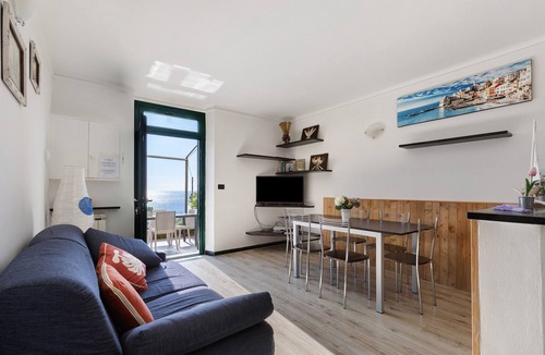 Bogliasco Apartment | Apartment 'Gli Ulivi Di Bogliasco - Ulivi 3' with Sea View, Wi-Fi and Air Conditioning