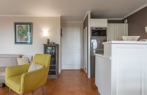 Le Dramont Apartment | Apartment 'Grande Terrasse Vue Mer' with Sea View, Shared Pool and Wi-Fi