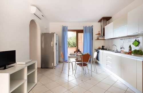 Monte Petrosu Apartment | Apartment 'Granito's' with Partial Sea View, Wi-Fi and Air Conditioning