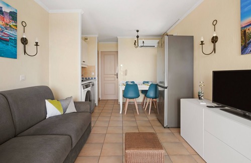 Les Restanques Apartment | Apartment 'Grimaud 4 Personnes Clim Vue Mer' with Sea View, Private Terrace and Air Conditioning