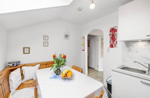 Ebersberg District Apartment | Apartment "Hanni" with Shared Garden, Balcony, and Wi-Fi