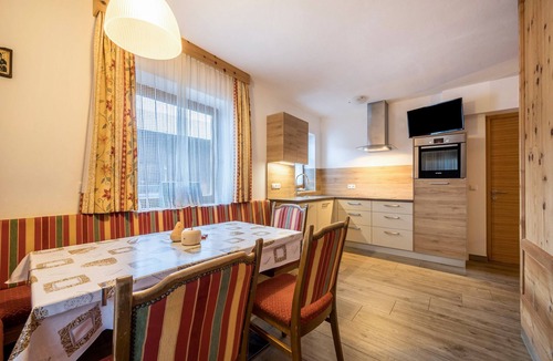 Racines Apartment | Apartment "Heiserhof - Kirsche" with Mountain View, Balcony & Wi-Fi