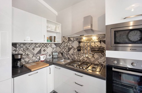 Poggi Apartment | Apartment "Il Girasole" with Sea View, Wi-Fi, A/C, Balcony, Terrace and Garden