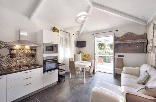 Poggi Apartment | Apartment "Il Girasole" with Seaview, Wi-Fi, A/C, Balcony, Terrace & Garden