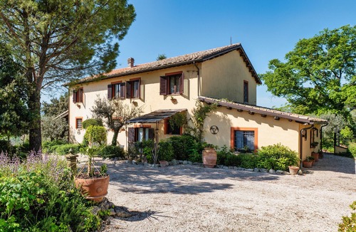 Pietrauta Apartment | Apartment 'Il Grappolo E La Rosa Centifolia' with Shared Garden and Wi-Fi
