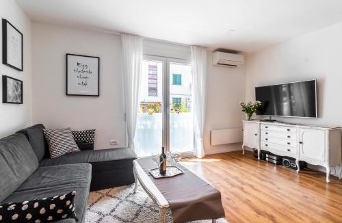 Split Apartment | Apartment In Centre For 6