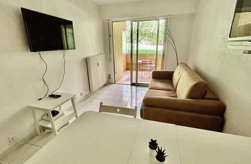 Fabron Apartment | Apartment in complex with pool and tennis court