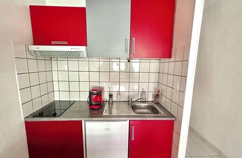 Fabron Apartment | Apartment in complex with pool and tennis court