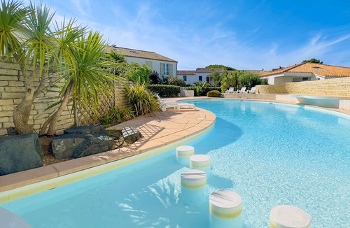La Couarde-sur-Mer Apartment | Apartment in residence with pool, and parking
