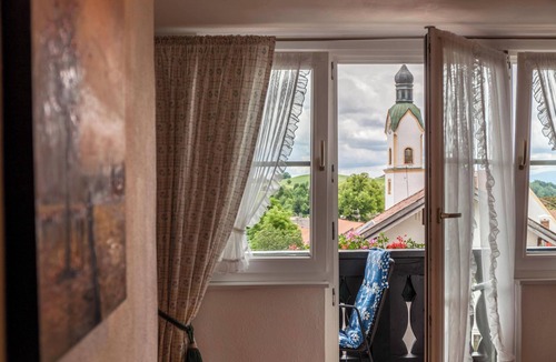 Bad Kohlgrub Apartment | Apartment in Gästehaus Lengdobler with Mountain View, Wi-Fi & Balcony