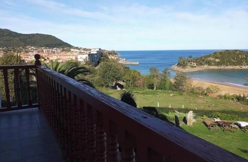 Mendexa Apartment | Apartment in LEKEITIO with balcony and sea views