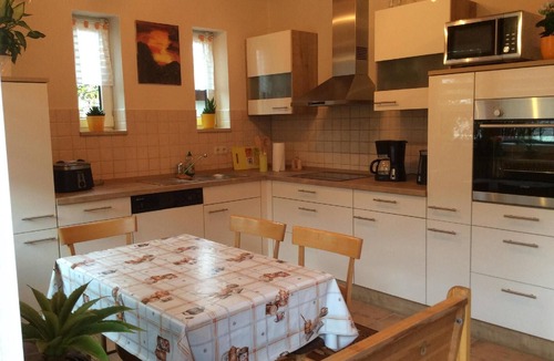 Neustrelitz Apartment | Apartment in Neustrelitz with Private Parking