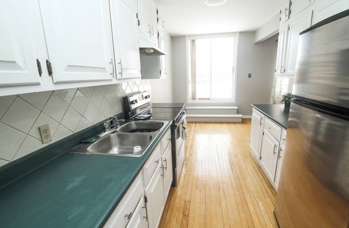 Cornwall Apartment | Apartment in the downtown area. Close to shopping and restaurants.