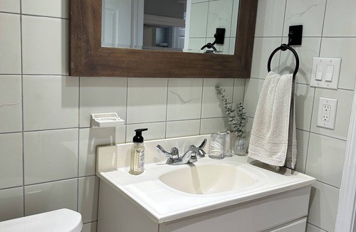 Woodbine - Lumsden Apartment | Apartment in Toronto, cozy two bedroom in the heart of East York