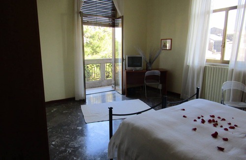 Ognina Apartment | Apartment in Villa Liberty with garden overlooking Etna and near the sea