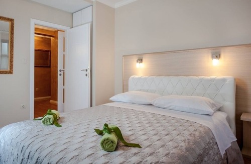 Zrnovnica Apartment | Apartment in Žrnovnica with Terrace, Air condition, WIFI, Washing machine (5030-1)